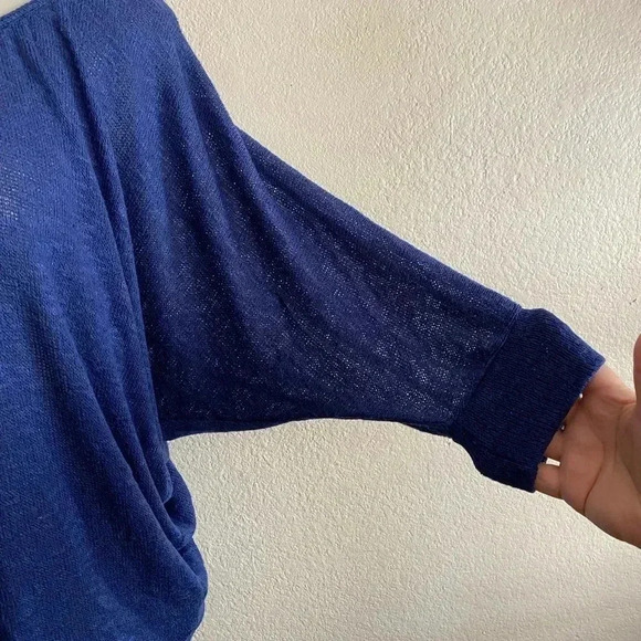 💥Forever 21 Navy Crew Neck Top M - Picture 2 of 5